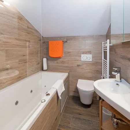 Azapartments Lunic Apartament *